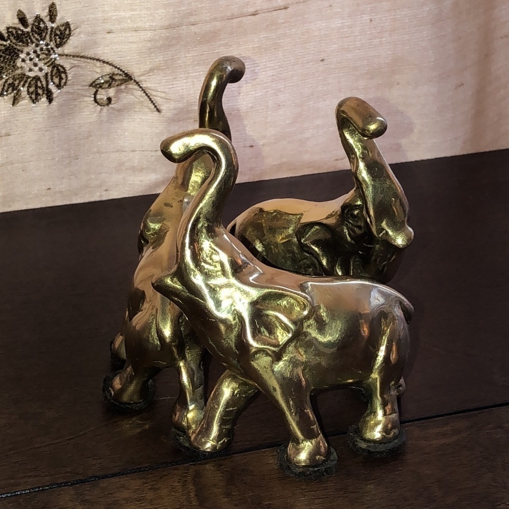 Elephants 4’ x 4’ Holding up a crystal Clear Ball - Picture 4 of 10